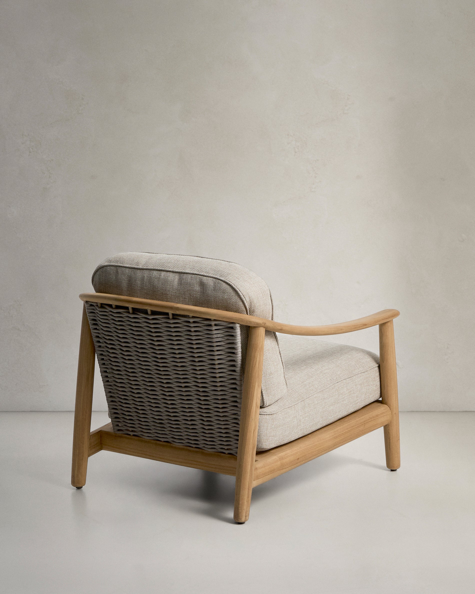 Stilvoller Outdoor-Sessel Elunda aus robustem Teakholz, perfekt für Garten und Terrasse, bietet eine harmonische Verbindung von Design und Funktionalität.