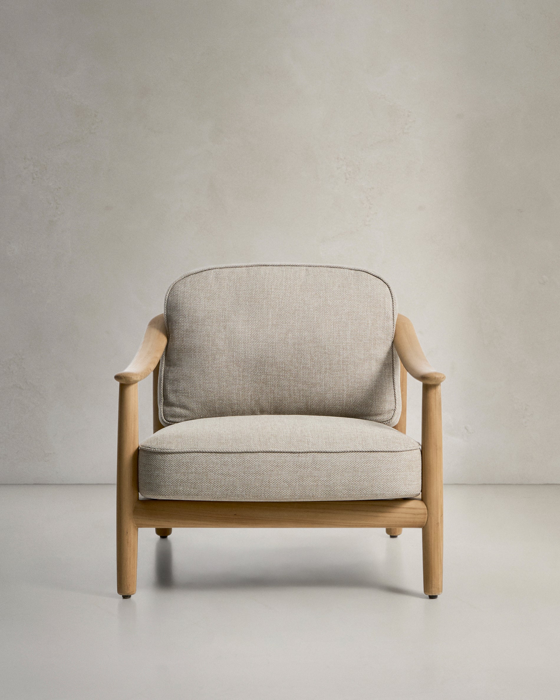 Eleganter Outdoor-Sessel Elunda aus hochwertigem Teakholz, ideal für entspannte Stunden im Freien, vereint Komfort und Langlebigkeit.