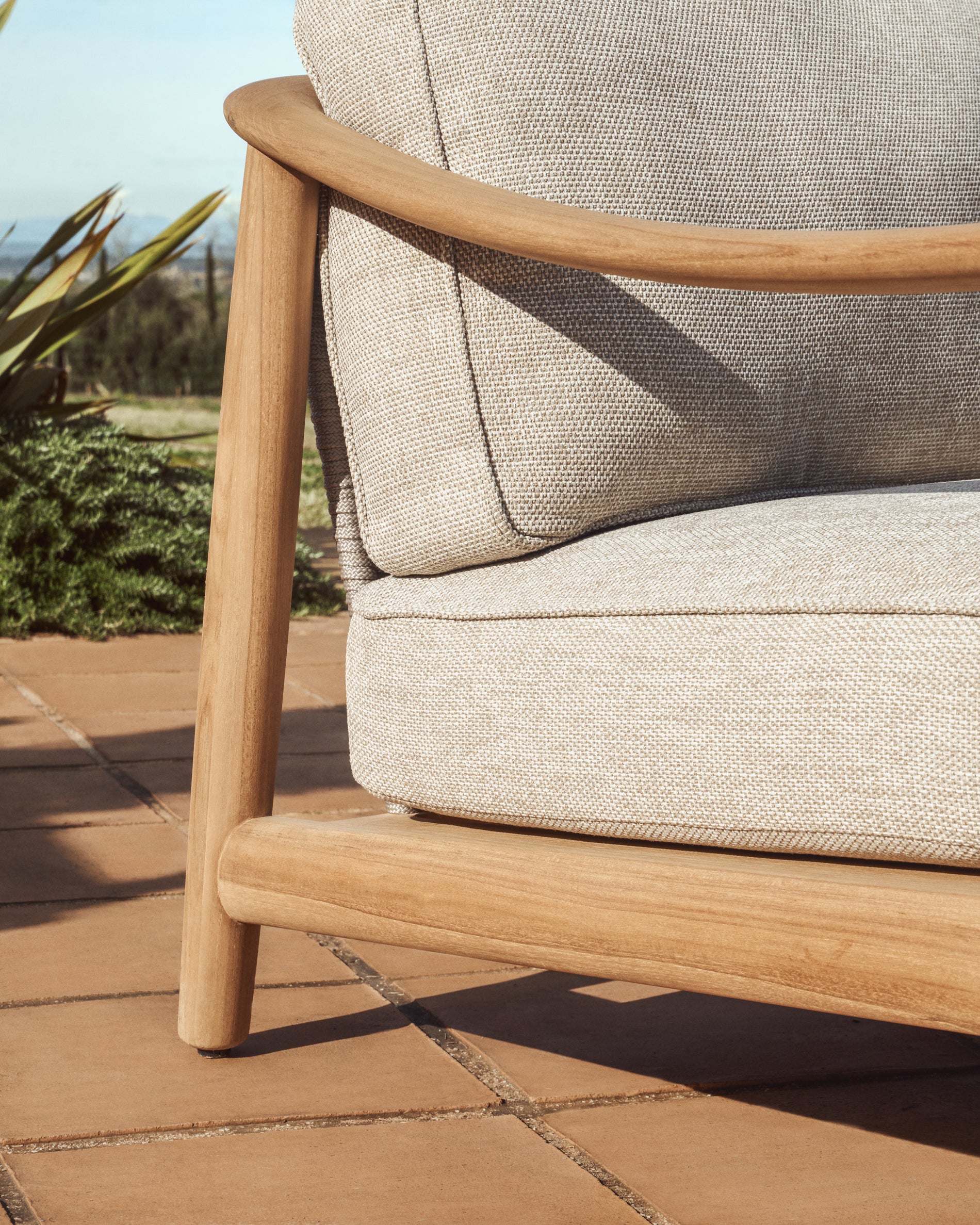 Eleganter Outdoor-Sessel Elunda aus hochwertigem Teakholz, ideal für entspannte Stunden im Freien, vereint Komfort und Langlebigkeit.