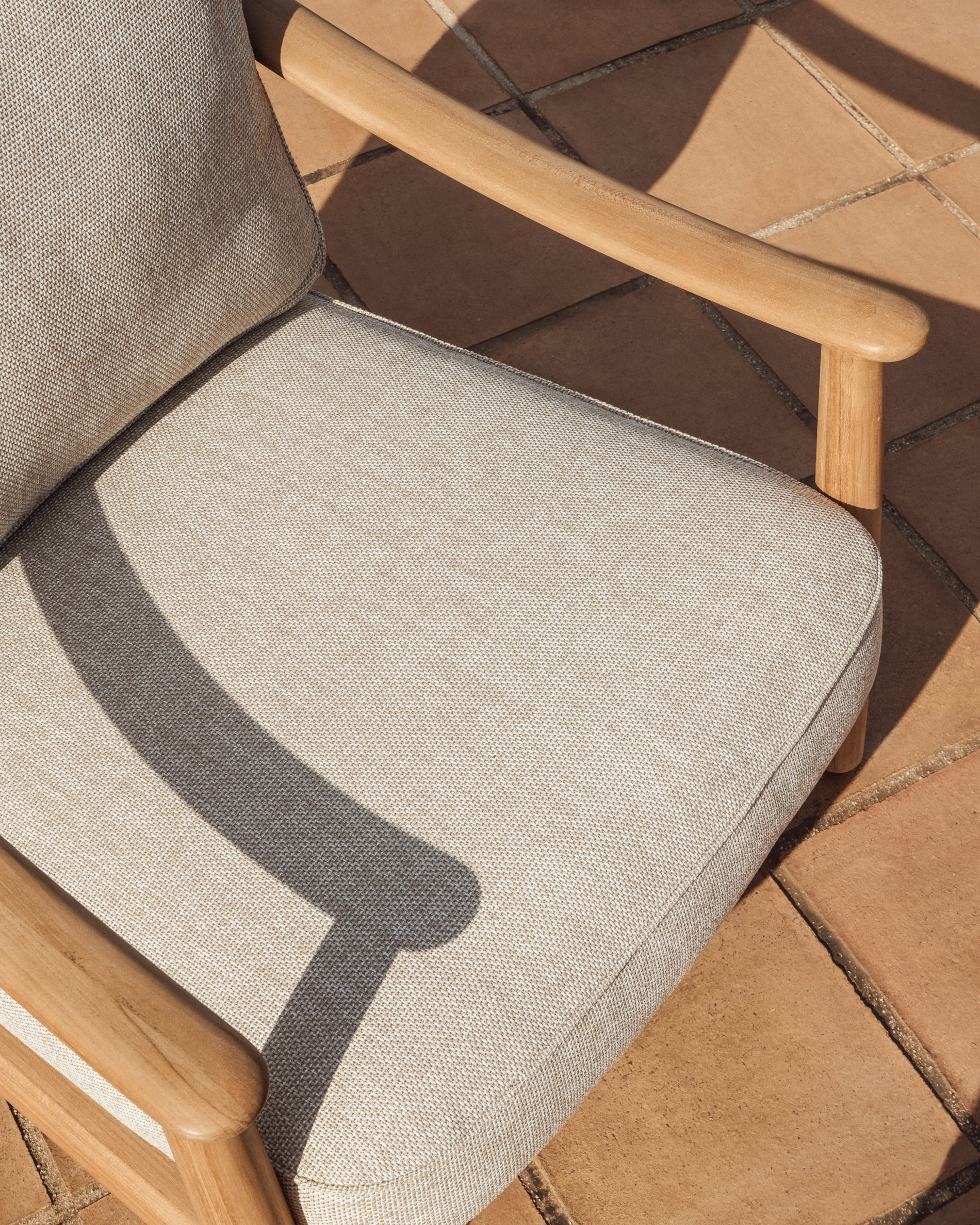 Stilvoller Outdoor-Sessel Elunda aus robustem Teakholz, perfekt für Garten und Terrasse, bietet eine harmonische Verbindung von Design und Natur.