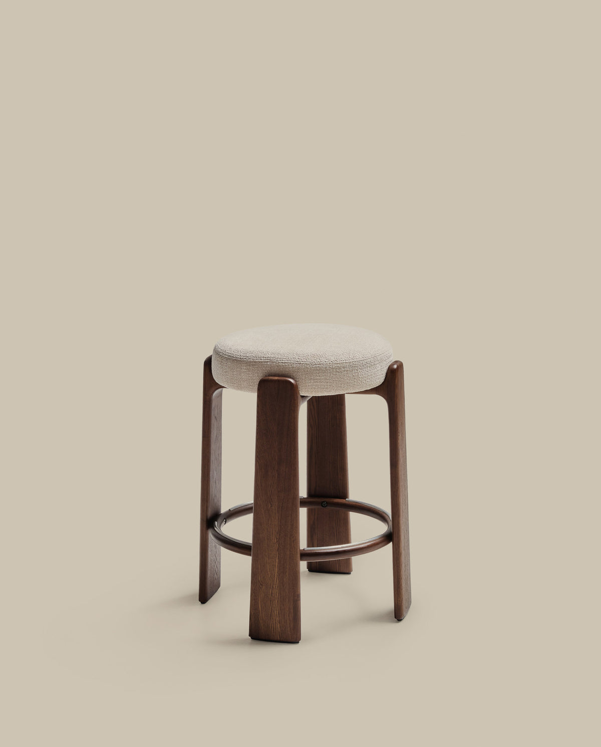 Hocker Granite, schwer entflammbar, aus beiger Chenille und massivem Eschenholz mit nussbaumfarbenem Finish, FSC 100 %, 65 cm in Beige präsentiert im Onlineshop von KAQTU Design AG. Barhocker ist von Kave Home