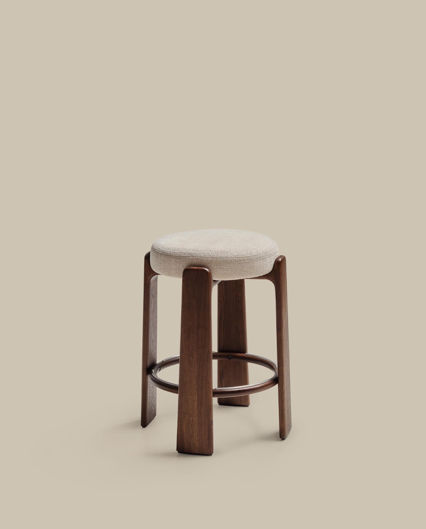 Hocker Granite, schwer entflammbar, aus beiger Chenille und massivem Eschenholz mit nussbaumfarbenem Finish, FSC 100 %, 65 cm in Beige präsentiert im Onlineshop von KAQTU Design AG. Barhocker ist von Kave Home