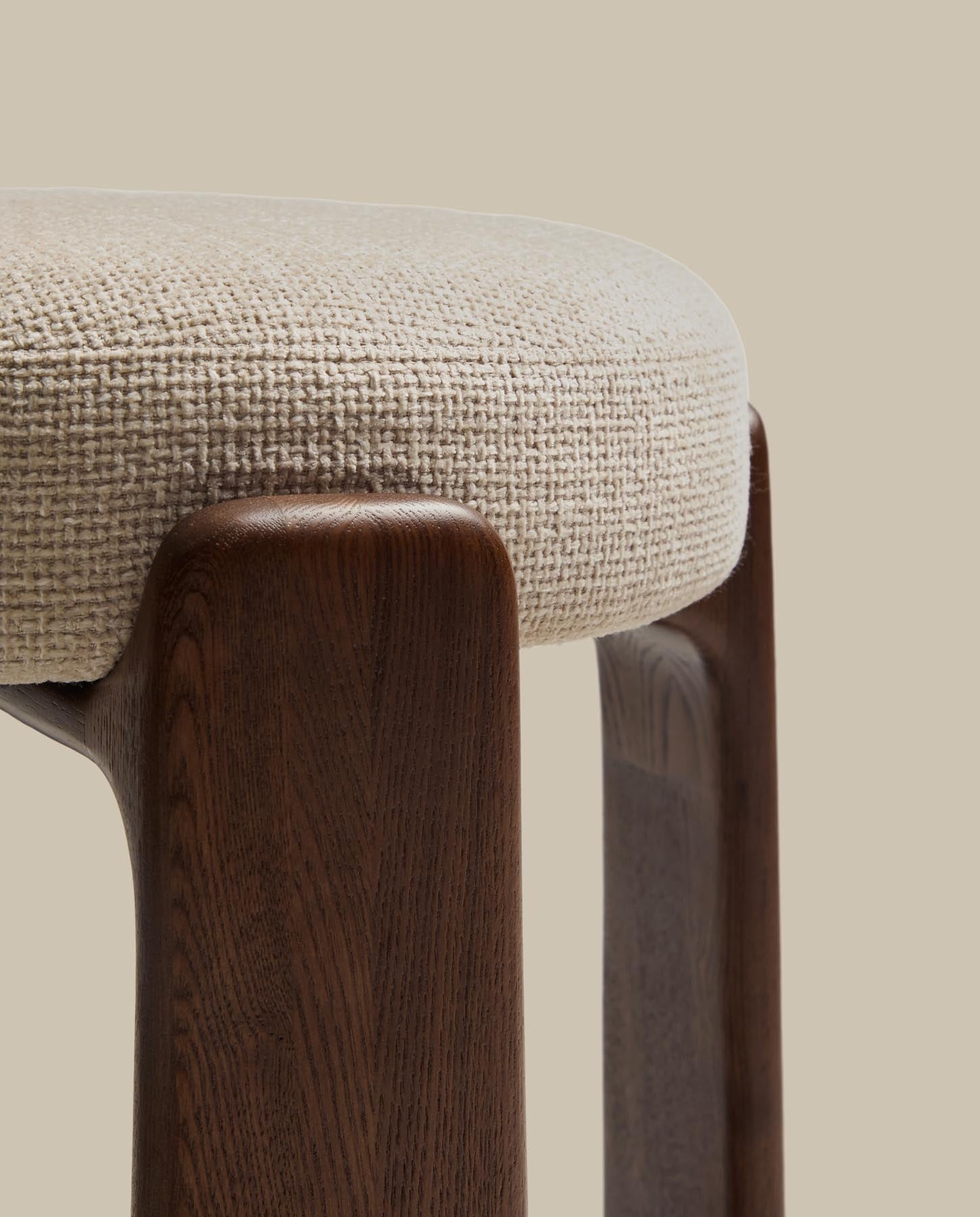 Hocker Granite, schwer entflammbar, aus beiger Chenille und massivem Eschenholz mit nussbaumfarbenem Finish, FSC 100 %, 65 cm in Beige präsentiert im Onlineshop von KAQTU Design AG. Barhocker ist von Kave Home
