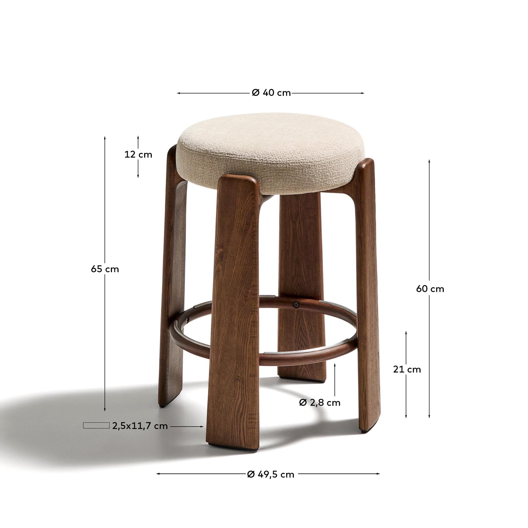 Hocker Granite, schwer entflammbar, aus beiger Chenille und massivem Eschenholz mit nussbaumfarbenem Finish, FSC 100 %, 65 cm in Beige präsentiert im Onlineshop von KAQTU Design AG. Barhocker ist von Kave Home