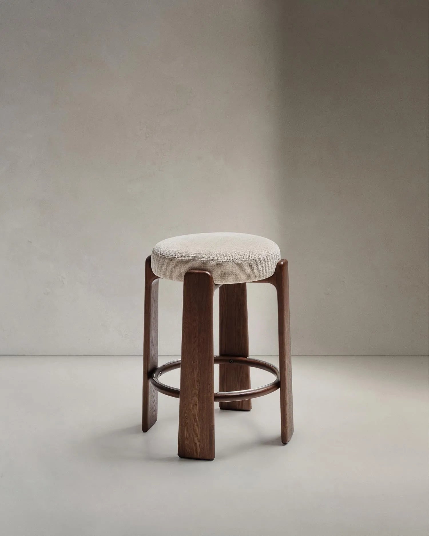 Hocker Granite aus beigefarbener Chenille und massivem Eschenholz mit nussbaumfarbenem Finish, FSC 100%, 65 cm in Beige präsentiert im Onlineshop von KAQTU Design AG. Barstuhl ist von Kave Home