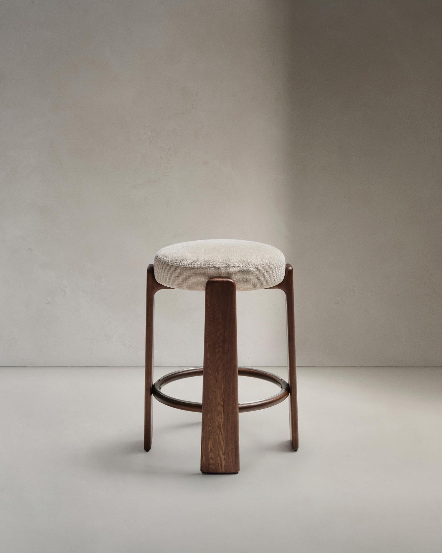 Hocker Granite: Beigefarbene Chenille und massives Eschenholz vereinen sich in diesem eleganten, nachhaltigen Möbelstück für Ihr Zuhause.