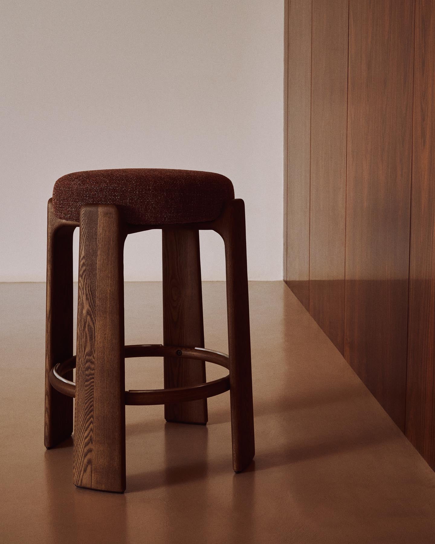 Hocker Granite, schwer entflammbar, aus brauner Chenille und massivem Eschenholz mit nussbaumfarbenem Finish, FSC 100 %, 65 cm in Braun präsentiert im Onlineshop von KAQTU Design AG. Barhocker ist von Kave Home