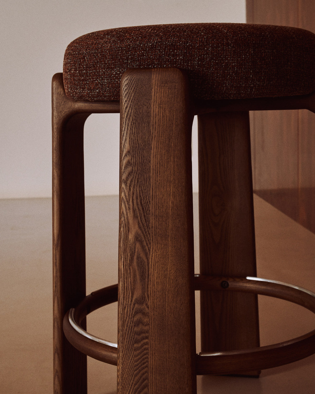 Hocker Granite aus brauner Chenille und massivem Eschenholz mit nussbaumfarbenem Finish, FSC 100%, 65 cm in Braun, Dunkelbraun präsentiert im Onlineshop von KAQTU Design AG. Barstuhl ist von Kave Home
