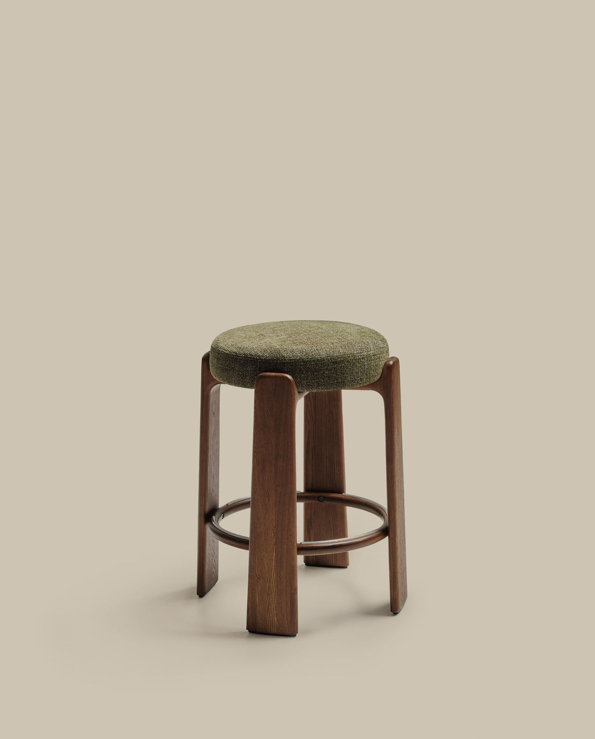 Hocker Granite aus grüner Chenille und massivem Eschenholz mit nussbaumfarbenem Finish, FSC 100%, 65 cm in Grün, Dunkelbraun präsentiert im Onlineshop von KAQTU Design AG. Barstuhl ist von Kave Home