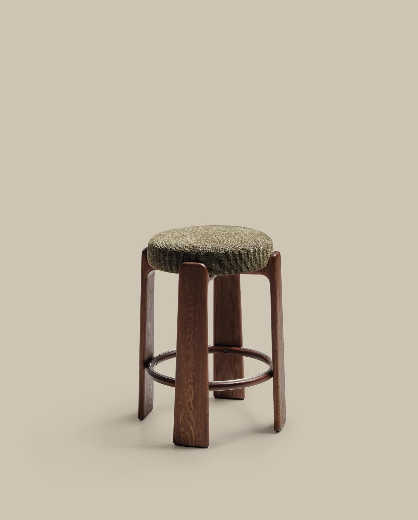 Hocker Granite, schwer entflammbar, aus grüner Chenille und massivem Eschenholz mit nussbaumfarbenem Finish, FSC 100 %, 65 cm in Grün präsentiert im Onlineshop von KAQTU Design AG. Barhocker ist von Kave Home