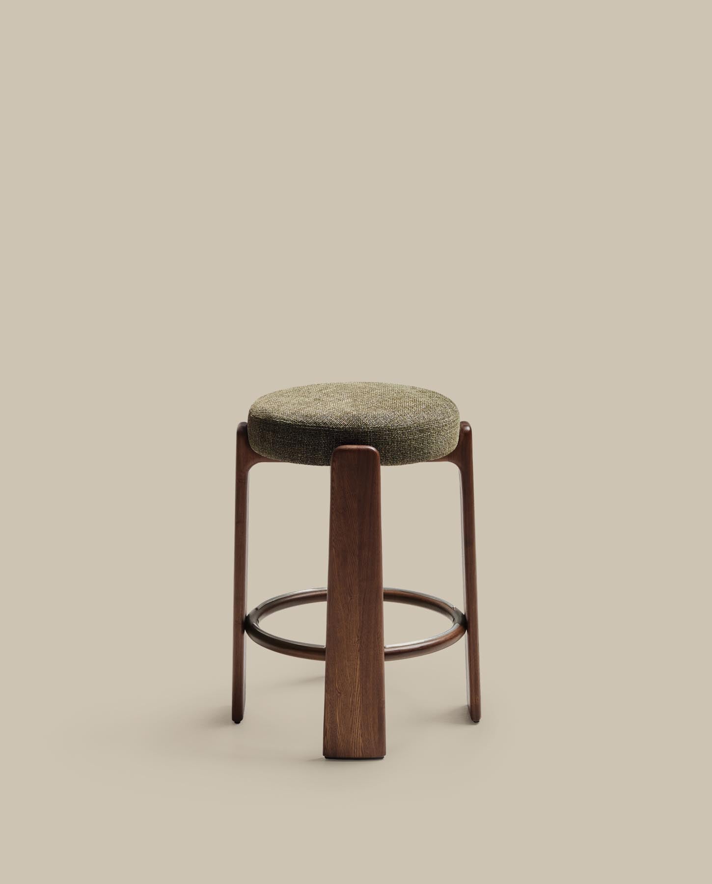 Hocker Granite, schwer entflammbar, aus grüner Chenille und massivem Eschenholz mit nussbaumfarbenem Finish, FSC 100 %, 65 cm in Grün präsentiert im Onlineshop von KAQTU Design AG. Barhocker ist von Kave Home