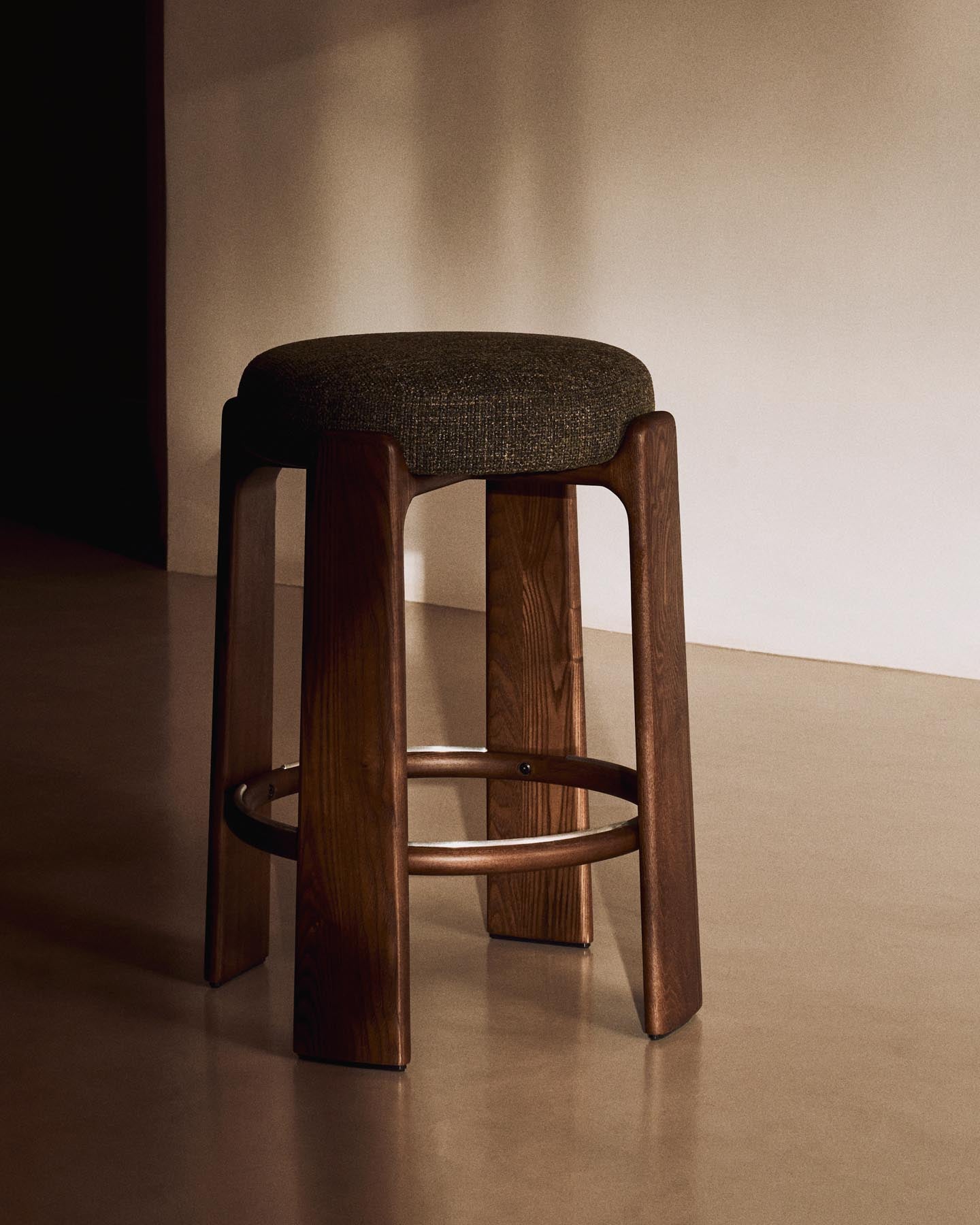 Hocker Granite, schwer entflammbar, aus grüner Chenille und massivem Eschenholz mit nussbaumfarbenem Finish, FSC 100 %, 65 cm in Grün präsentiert im Onlineshop von KAQTU Design AG. Barhocker ist von Kave Home