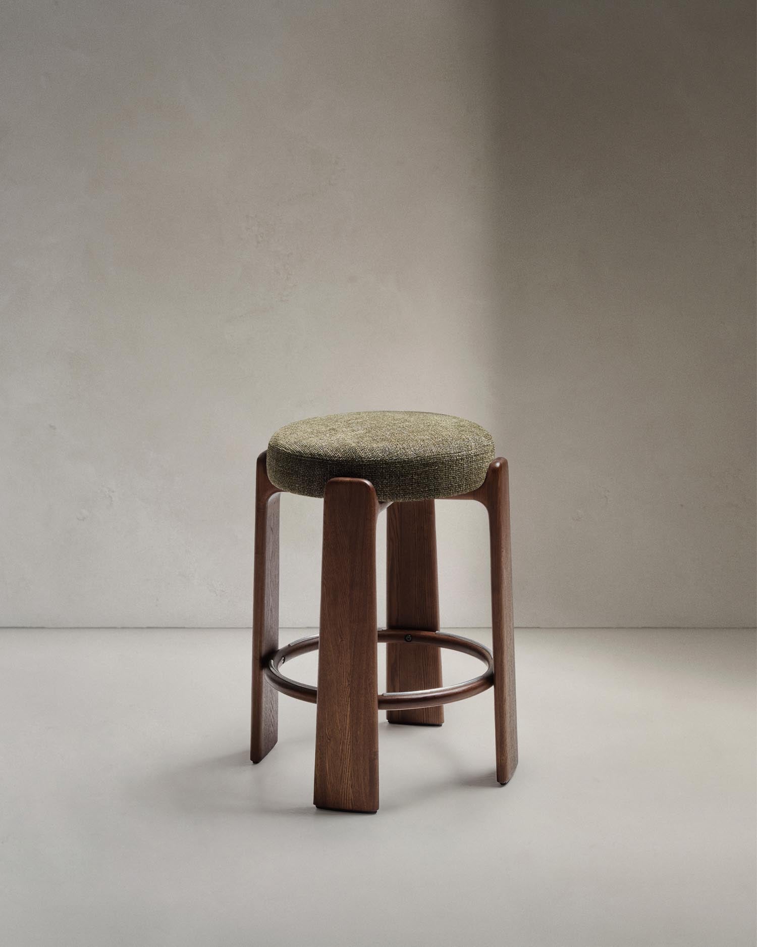 Hocker Granite aus grüner Chenille und massivem Eschenholz mit nussbaumfarbenem Finish, FSC 100%, 65 cm in Grün präsentiert im Onlineshop von KAQTU Design AG. Barstuhl ist von Kave Home