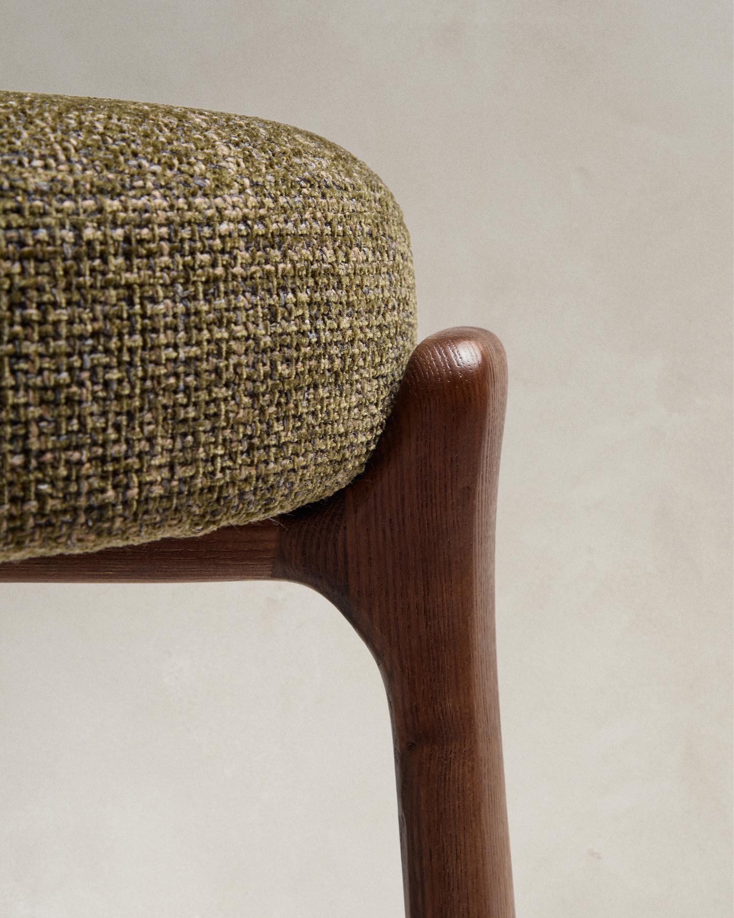 Hocker Granite aus grüner Chenille und massivem Eschenholz mit nussbaumfarbenem Finish, FSC 100%, 65 cm in Grün präsentiert im Onlineshop von KAQTU Design AG. Barstuhl ist von Kave Home