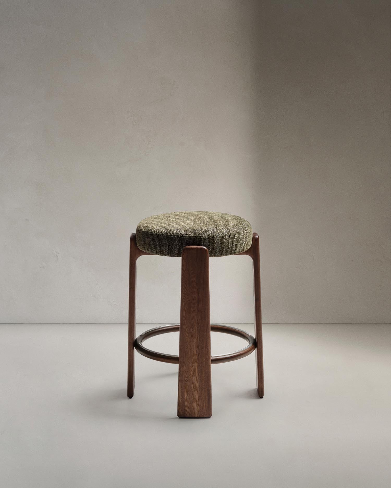 Hocker Granite aus grüner Chenille und massivem Eschenholz mit nussbaumfarbenem Finish, FSC 100%, 65 cm in Grün präsentiert im Onlineshop von KAQTU Design AG. Barstuhl ist von Kave Home