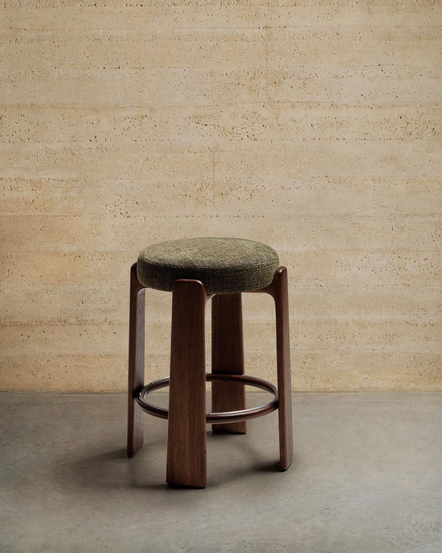 Hocker Granite aus grüner Chenille und massivem Eschenholz mit nussbaumfarbenem Finish, FSC 100%, 65 cm in Grün präsentiert im Onlineshop von KAQTU Design AG. Barstuhl ist von Kave Home