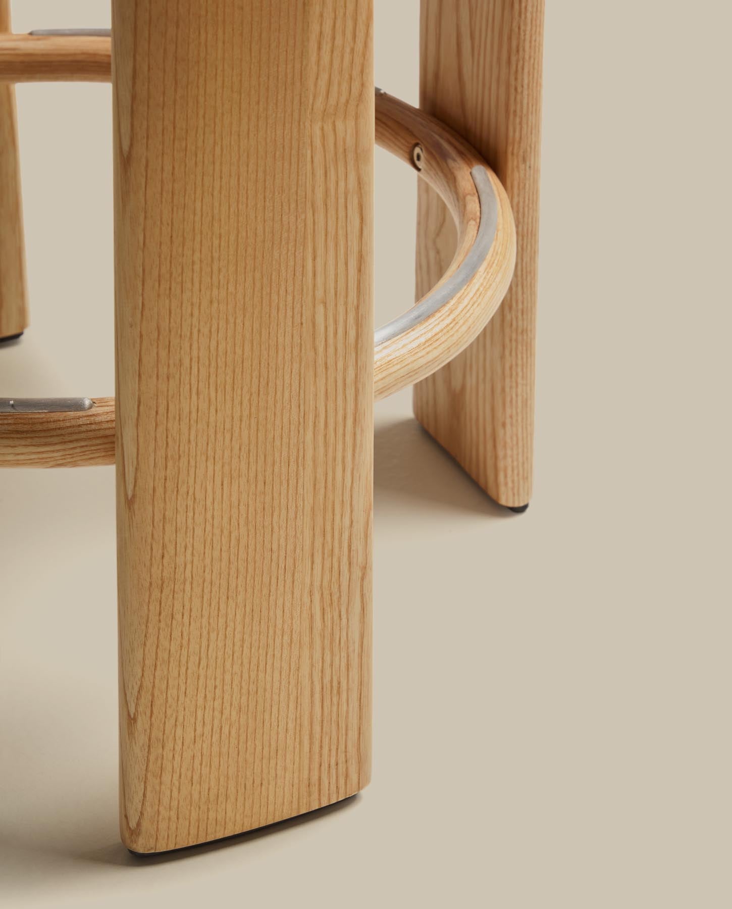Hocker Granite, schwer entflammbar, aus beiger Chenille und massivem Eschenholz mit naturfarbenem Finish, FSC 100 %, 65 cm in Beige präsentiert im Onlineshop von KAQTU Design AG. Barhocker ist von Kave Home