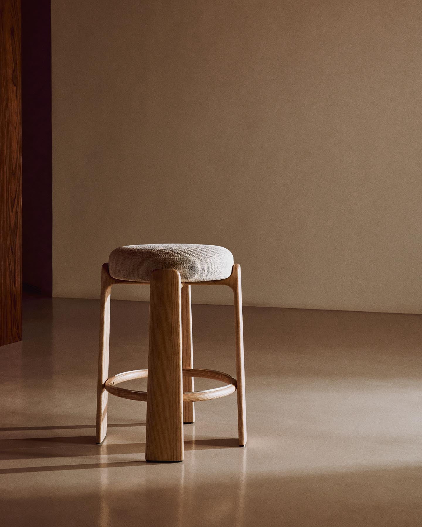 Hocker Granite, schwer entflammbar, aus beiger Chenille und massivem Eschenholz mit naturfarbenem Finish, FSC 100 %, 65 cm in Beige präsentiert im Onlineshop von KAQTU Design AG. Barhocker ist von Kave Home