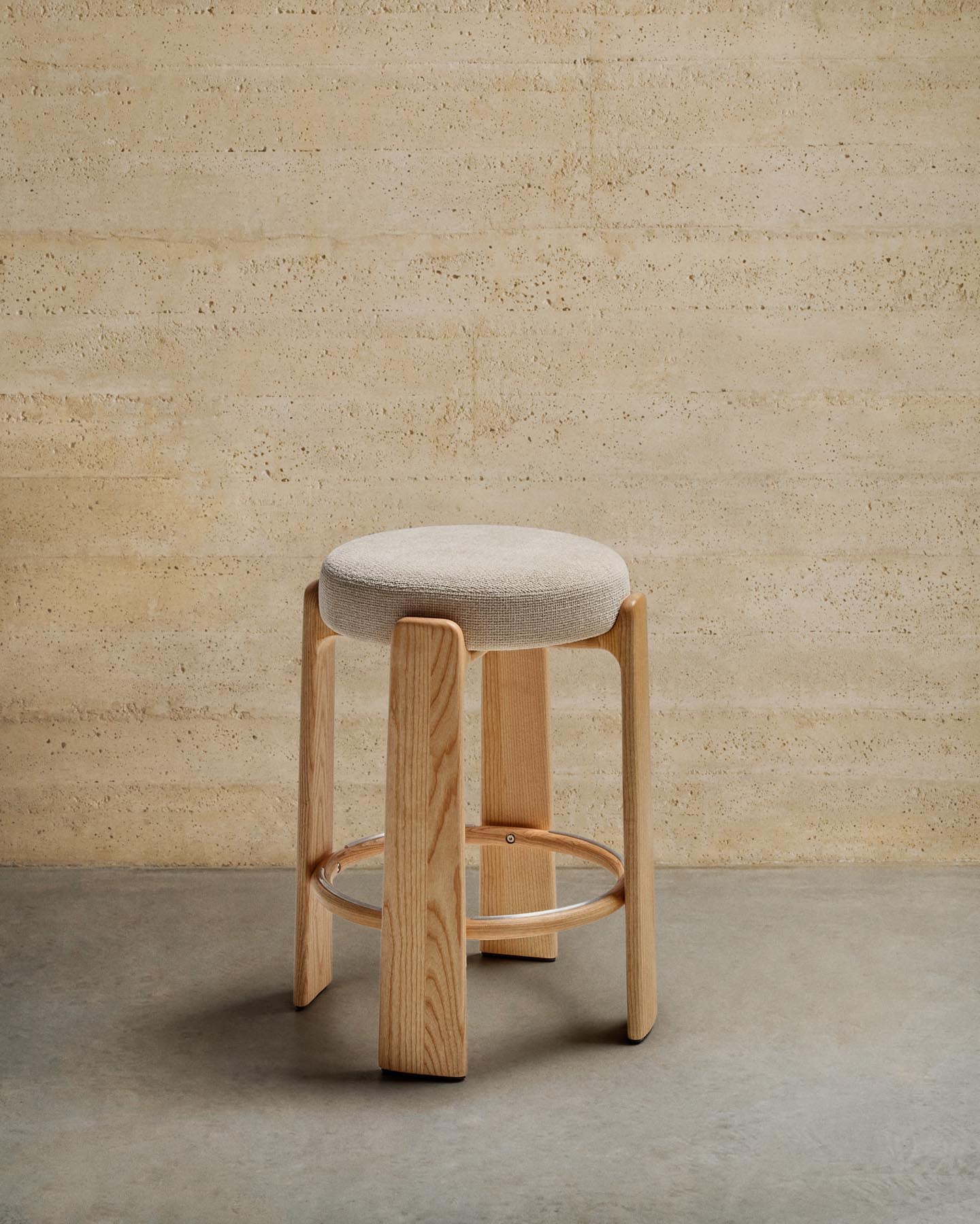 Entdecken Sie den Hocker Granite von Kave Home: Beigefarbene Chenille trifft auf FSC-zertifiziertes Eschenholz. Ideal für Bar und Küche!
