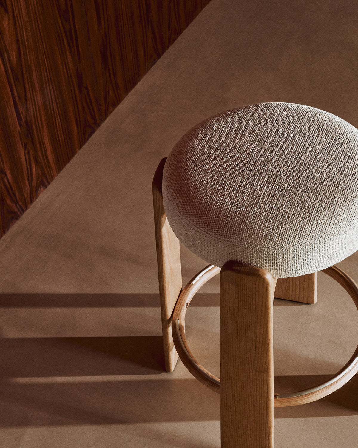 Hocker Granite aus beigefarbener Chenille und massivem Eschenholz mit naturfarbenem Finish, FSC 100%, 65 cm in Beige, Hellbraun präsentiert im Onlineshop von KAQTU Design AG. Barstuhl ist von Kave Home