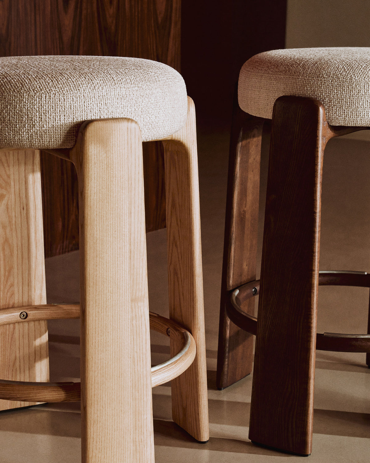Hocker Granite aus beigefarbener Chenille und massivem Eschenholz mit naturfarbenem Finish, FSC 100%, 65 cm in Beige, Hellbraun präsentiert im Onlineshop von KAQTU Design AG. Barstuhl ist von Kave Home