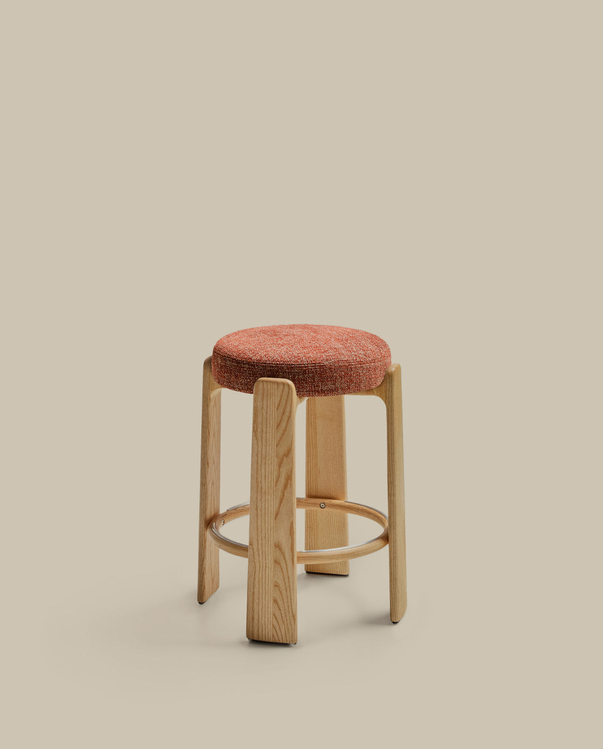 Hocker Granite aus grüner Chenille und massivem Eschenholz mit Finish in natürlichem Farbton, FSC 100%, 65 cm in Terrakotta, Hellbraun präsentiert im Onlineshop von KAQTU Design AG. Barstuhl ist von Kave Home