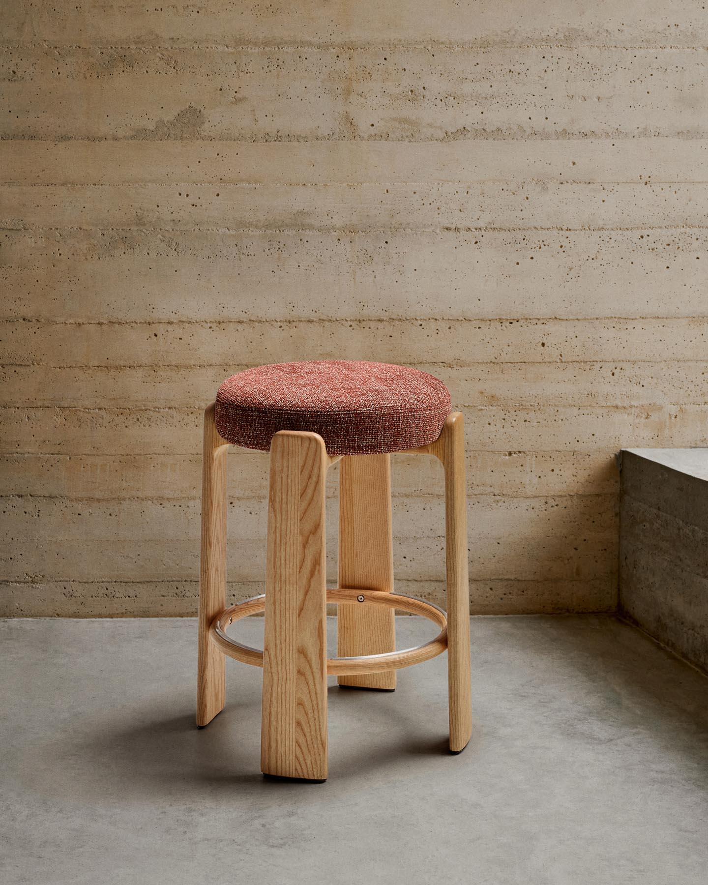 Hocker Granite, schwer entflammbar, aus terrakottafarbener Chenille und massivem Eschenholz mit naturfarbener Oberfläche, FSC 100 %, 65 cm in Terrakotta präsentiert im Onlineshop von KAQTU Design AG. Barhocker ist von Kave Home