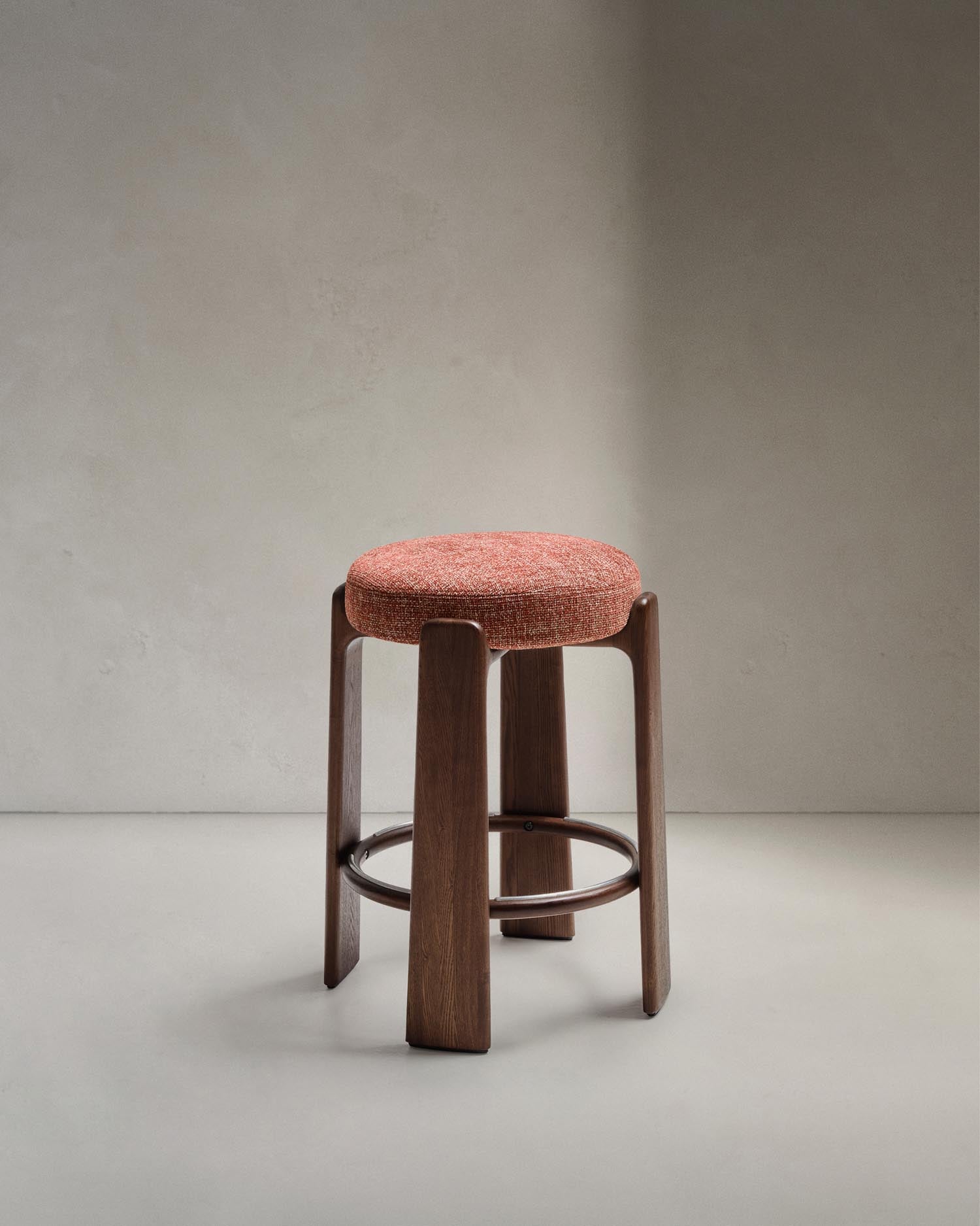 Hocker Granite aus grüner Chenille und massivem Eschenholz mit terrakottafarbenem Finish, FSC 100%, 65 cm in Terrakotta präsentiert im Onlineshop von KAQTU Design AG. Barstuhl ist von Kave Home