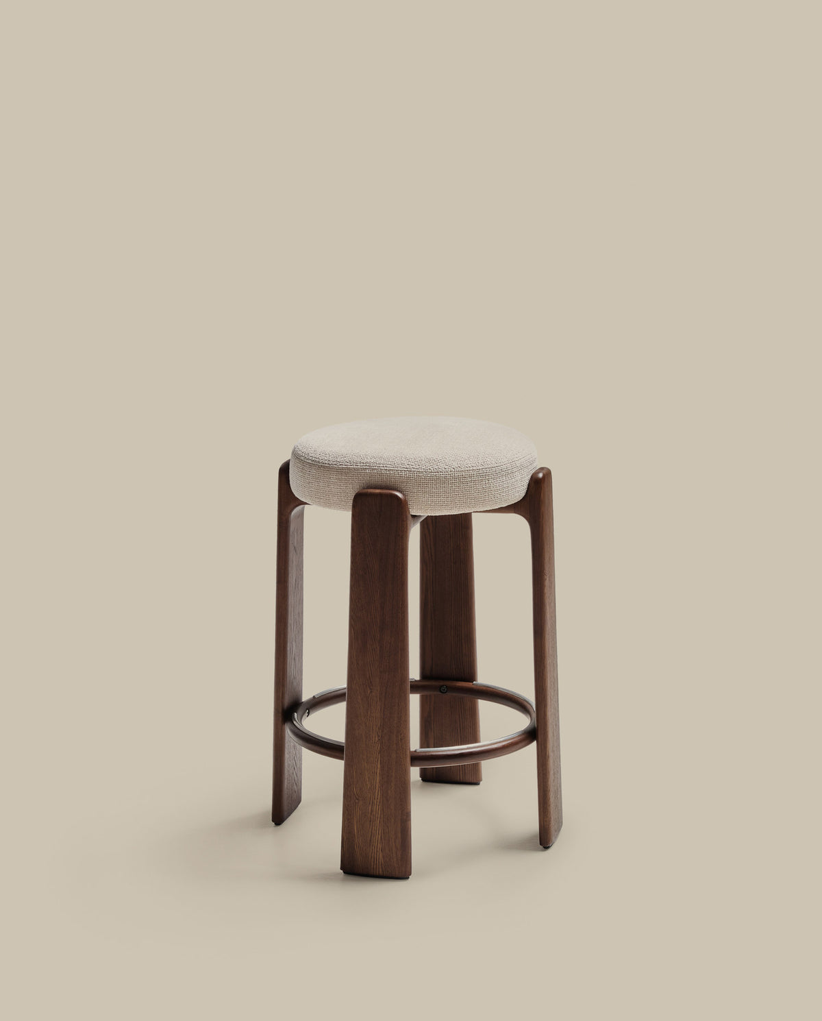 Hocker Granite, schwer entflammbar, aus beiger Chenille und massivem Eschenholz mit nussbaumfarbenem Finish, FSC 100 %, 75 cm in Beige präsentiert im Onlineshop von KAQTU Design AG. Barhocker ist von Kave Home