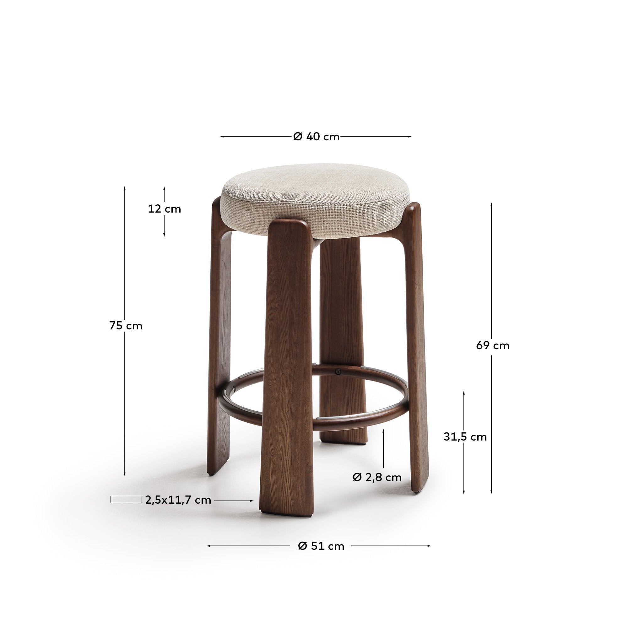 Hocker Granite, schwer entflammbar, aus beiger Chenille und massivem Eschenholz mit nussbaumfarbenem Finish, FSC 100 %, 75 cm in Beige präsentiert im Onlineshop von KAQTU Design AG. Barhocker ist von Kave Home