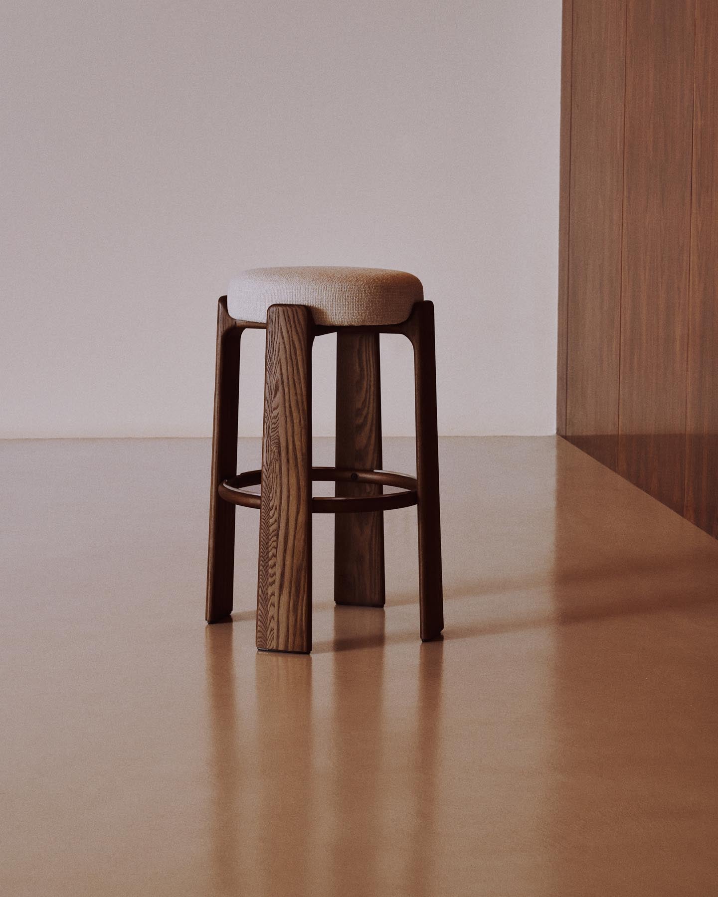 Hocker Granite, schwer entflammbar, aus beiger Chenille und massivem Eschenholz mit nussbaumfarbenem Finish, FSC 100 %, 75 cm in Beige präsentiert im Onlineshop von KAQTU Design AG. Barhocker ist von Kave Home