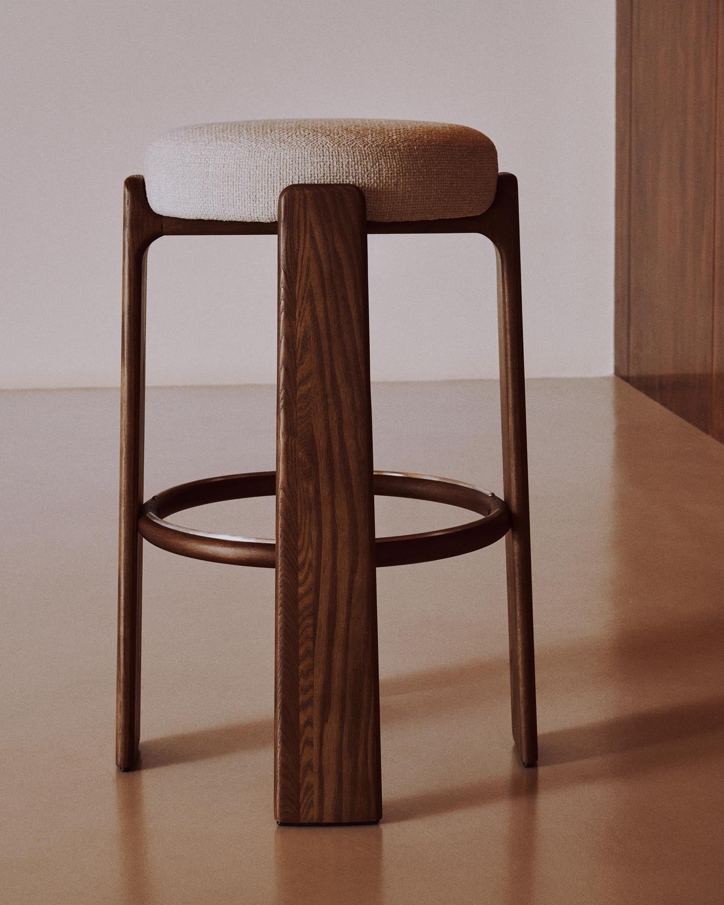 Hocker Granite, schwer entflammbar, aus beiger Chenille und massivem Eschenholz mit nussbaumfarbenem Finish, FSC 100 %, 75 cm in Beige präsentiert im Onlineshop von KAQTU Design AG. Barhocker ist von Kave Home