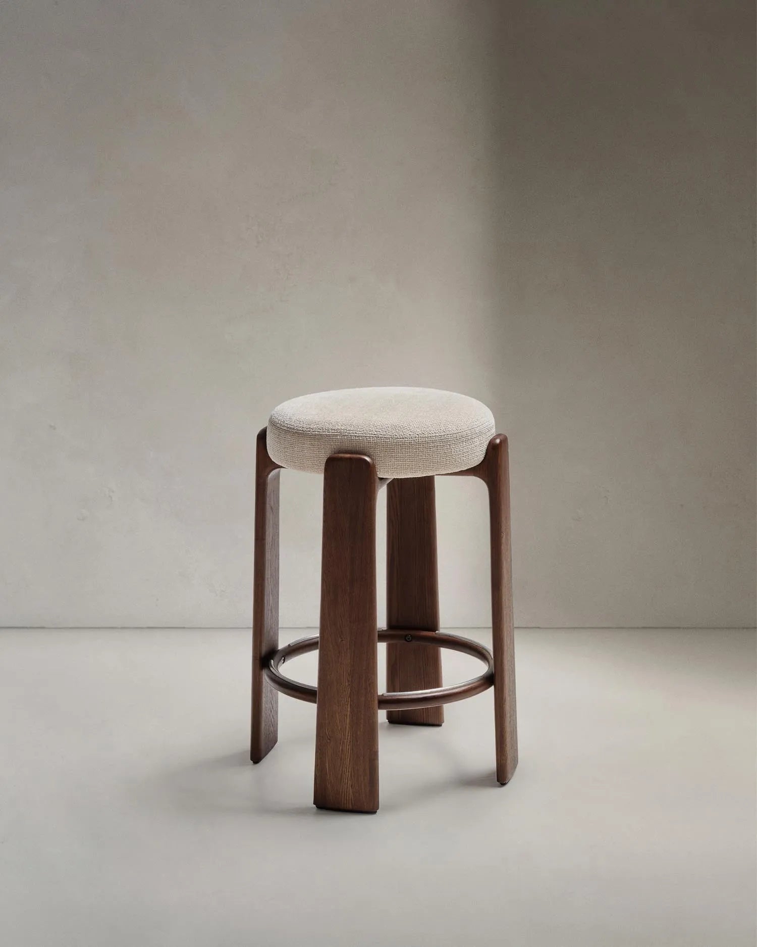 Hocker Granite aus beigefarbener Chenille und massivem Eschenholz mit nussbaumfarbenem Finish, FSC 100%, 75 cm in Beige präsentiert im Onlineshop von KAQTU Design AG. Barstuhl ist von Kave Home