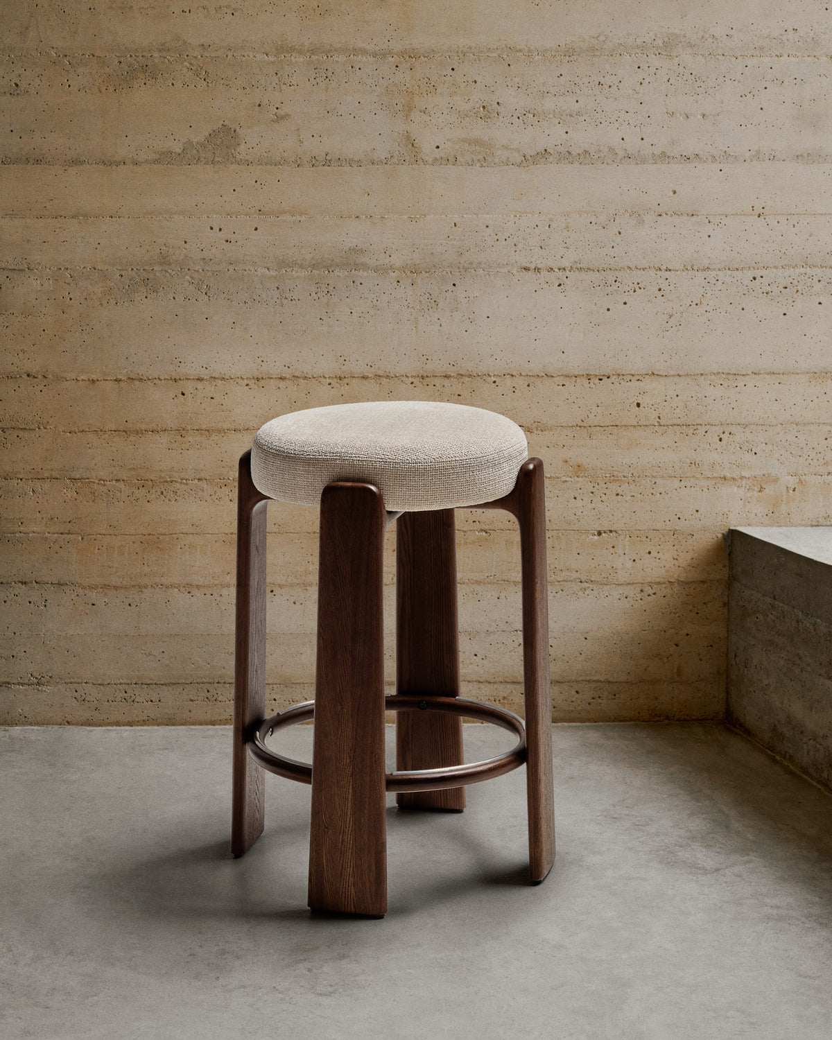 Hocker Granite aus beigefarbener Chenille und massivem Eschenholz mit nussbaumfarbenem Finish, FSC 100%, 75 cm in Beige, Dunkelbraun präsentiert im Onlineshop von KAQTU Design AG. Barstuhl ist von Kave Home