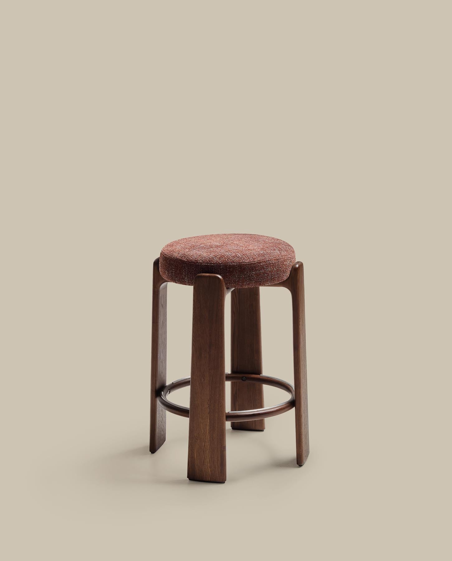 Hocker Granite, schwer entflammbar, aus brauner Chenille und massivem Eschenholz mit nussbaumfarbenem Finish, FSC 100 %, 75 cm in Braun präsentiert im Onlineshop von KAQTU Design AG. Barhocker ist von Kave Home