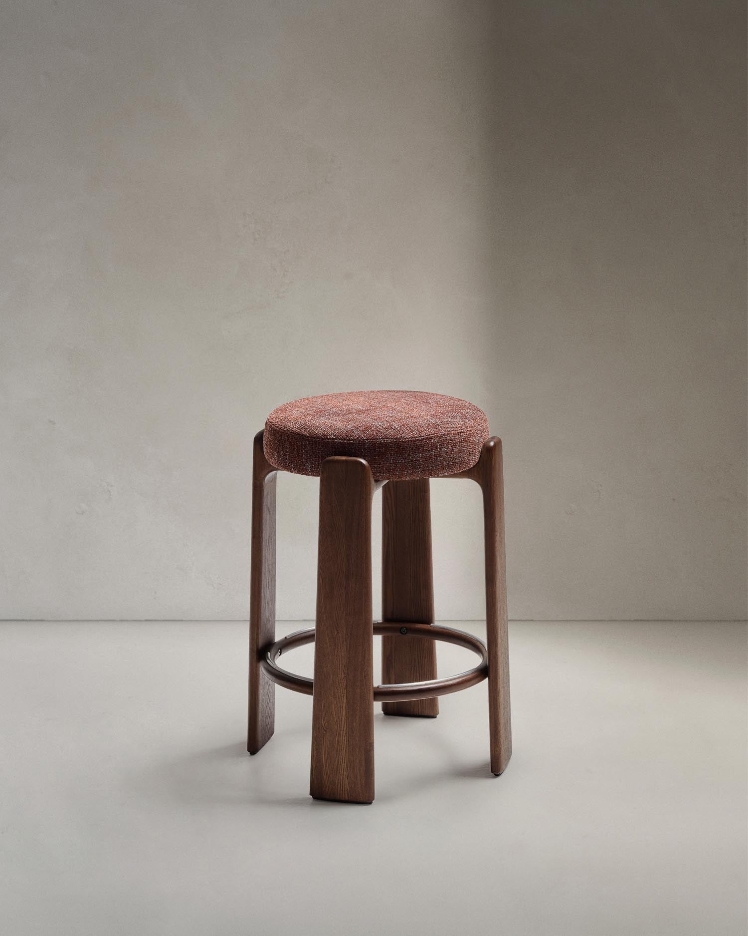 Hocker Granite aus brauner Chenille und massivem Eschenholz mit nussbaumfarbenem Finish, FSC 100%, 75 cm in Braun präsentiert im Onlineshop von KAQTU Design AG. Barstuhl ist von Kave Home