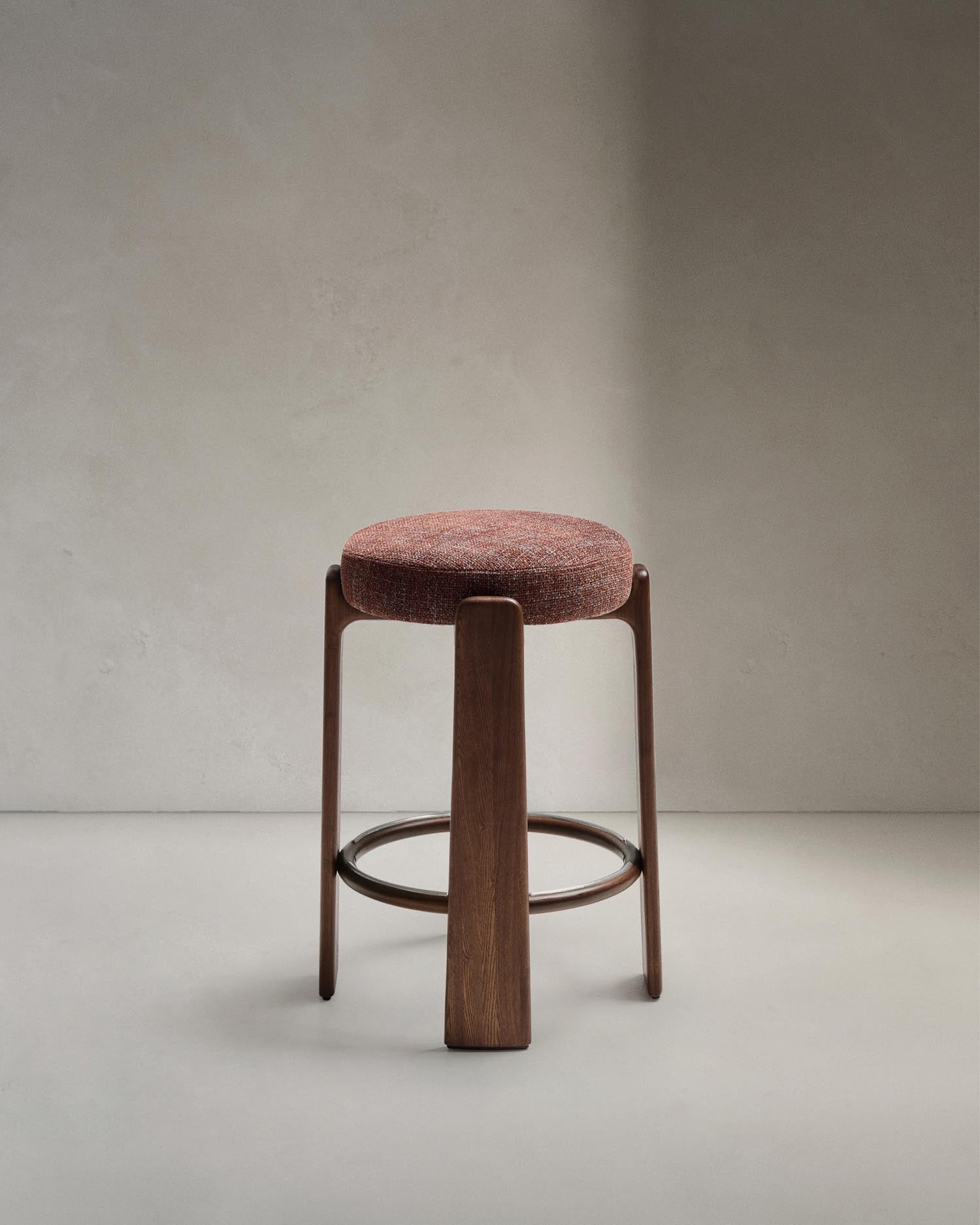 Hocker Granite aus brauner Chenille und massivem Eschenholz mit nussbaumfarbenem Finish, FSC 100%, 75 cm in Braun präsentiert im Onlineshop von KAQTU Design AG. Barstuhl ist von Kave Home