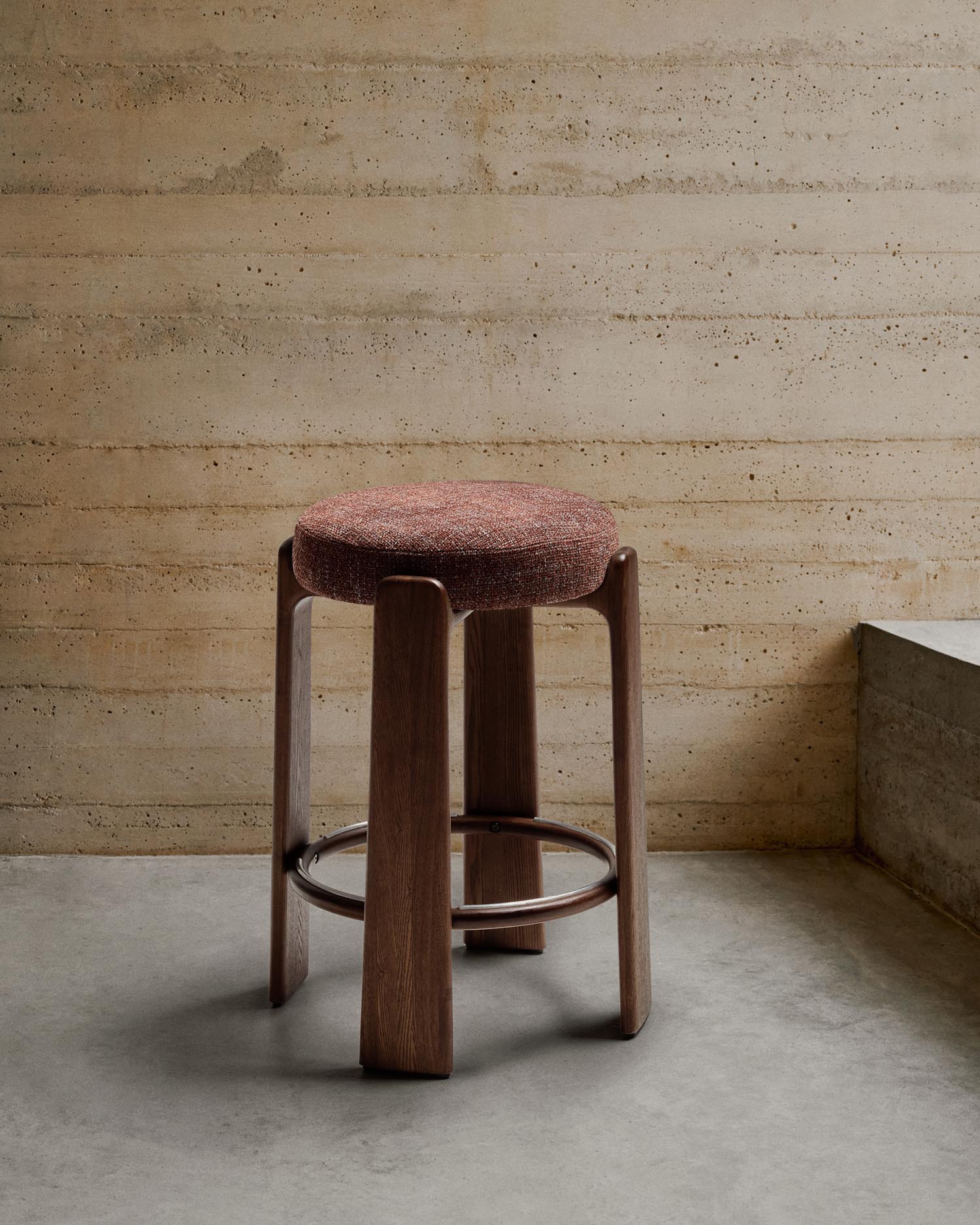 Hocker Granite aus brauner Chenille und massivem Eschenholz mit nussbaumfarbenem Finish, FSC 100%, 75 cm in Braun präsentiert im Onlineshop von KAQTU Design AG. Barstuhl ist von Kave Home