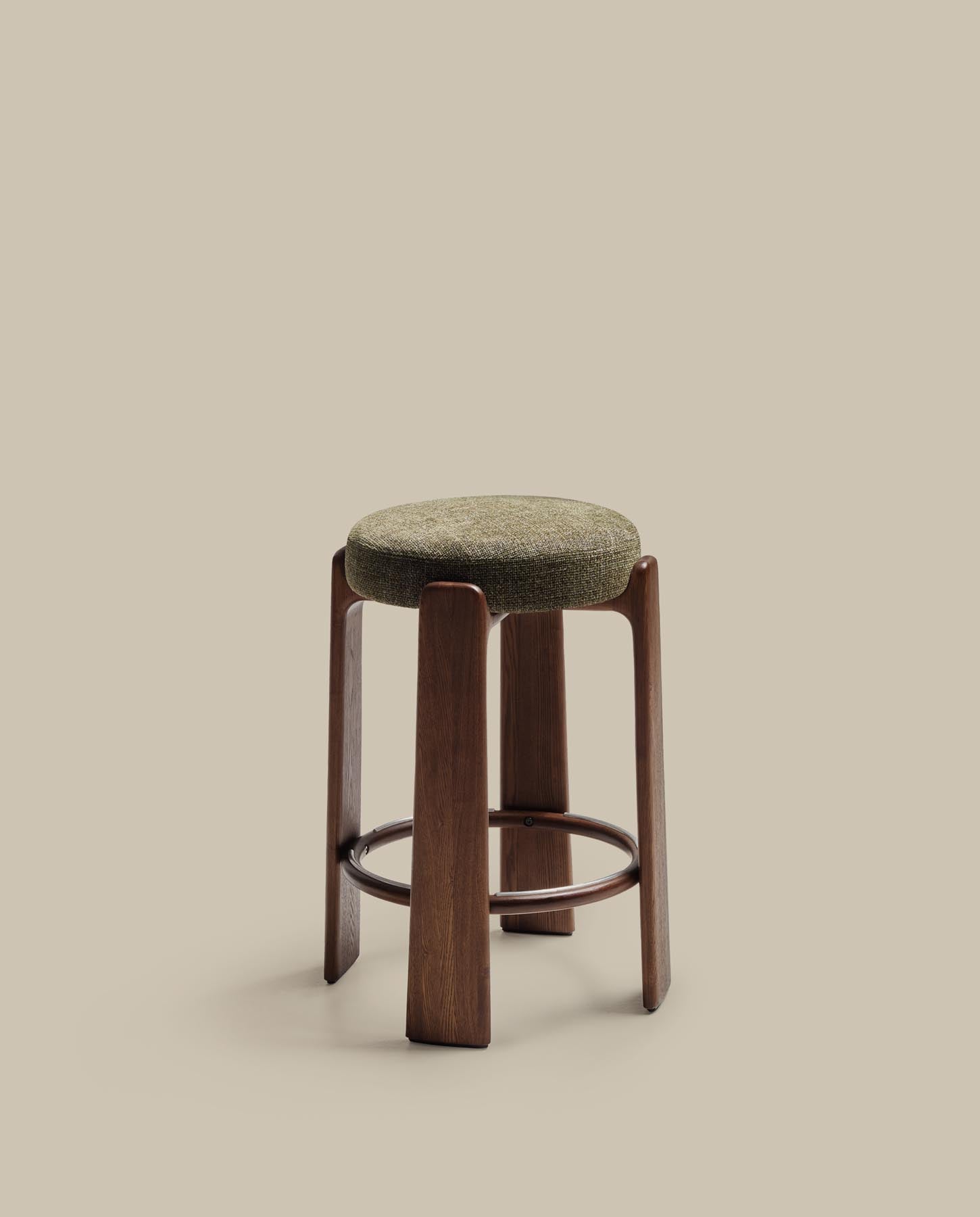 Hocker Granite, schwer entflammbar, aus grüner Chenille und massivem Eschenholz mit nussbaumfarbenem Finish, FSC 100 %, 75 cm in Grün präsentiert im Onlineshop von KAQTU Design AG. Barhocker ist von Kave Home