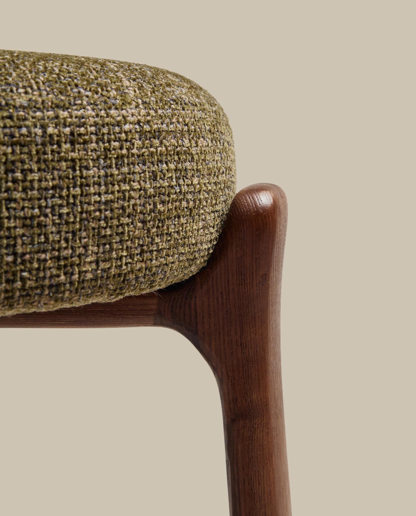 Hocker Granite, schwer entflammbar, aus grüner Chenille und massivem Eschenholz mit nussbaumfarbenem Finish, FSC 100 %, 75 cm in Grün präsentiert im Onlineshop von KAQTU Design AG. Barhocker ist von Kave Home