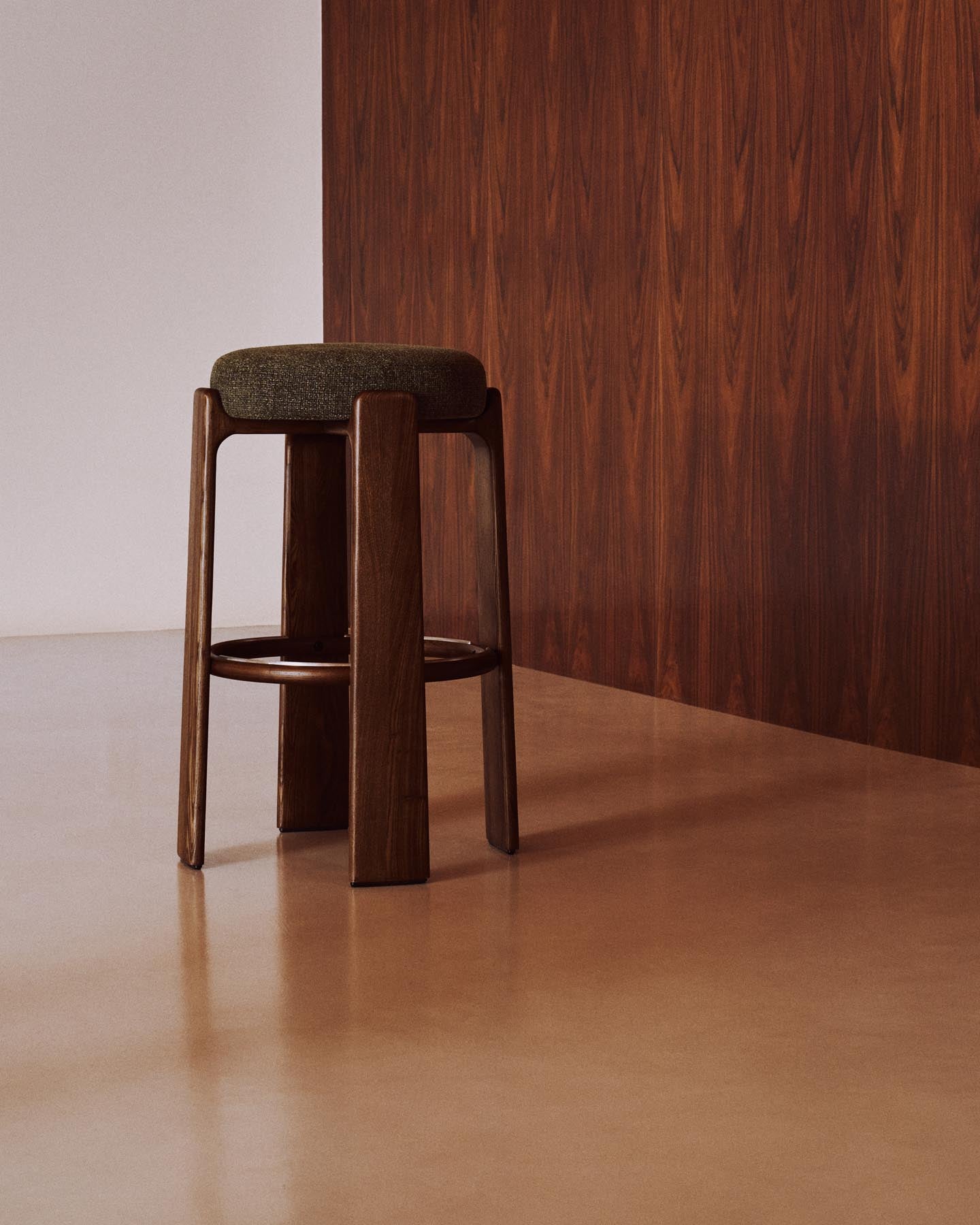 Hocker Granite, schwer entflammbar, aus grüner Chenille und massivem Eschenholz mit nussbaumfarbenem Finish, FSC 100 %, 75 cm in Grün präsentiert im Onlineshop von KAQTU Design AG. Barhocker ist von Kave Home