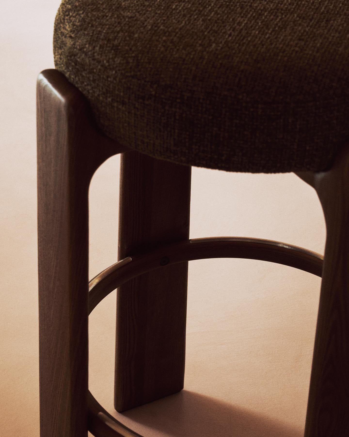 Hocker Granite, schwer entflammbar, aus grüner Chenille und massivem Eschenholz mit nussbaumfarbenem Finish, FSC 100 %, 75 cm in Grün präsentiert im Onlineshop von KAQTU Design AG. Barhocker ist von Kave Home