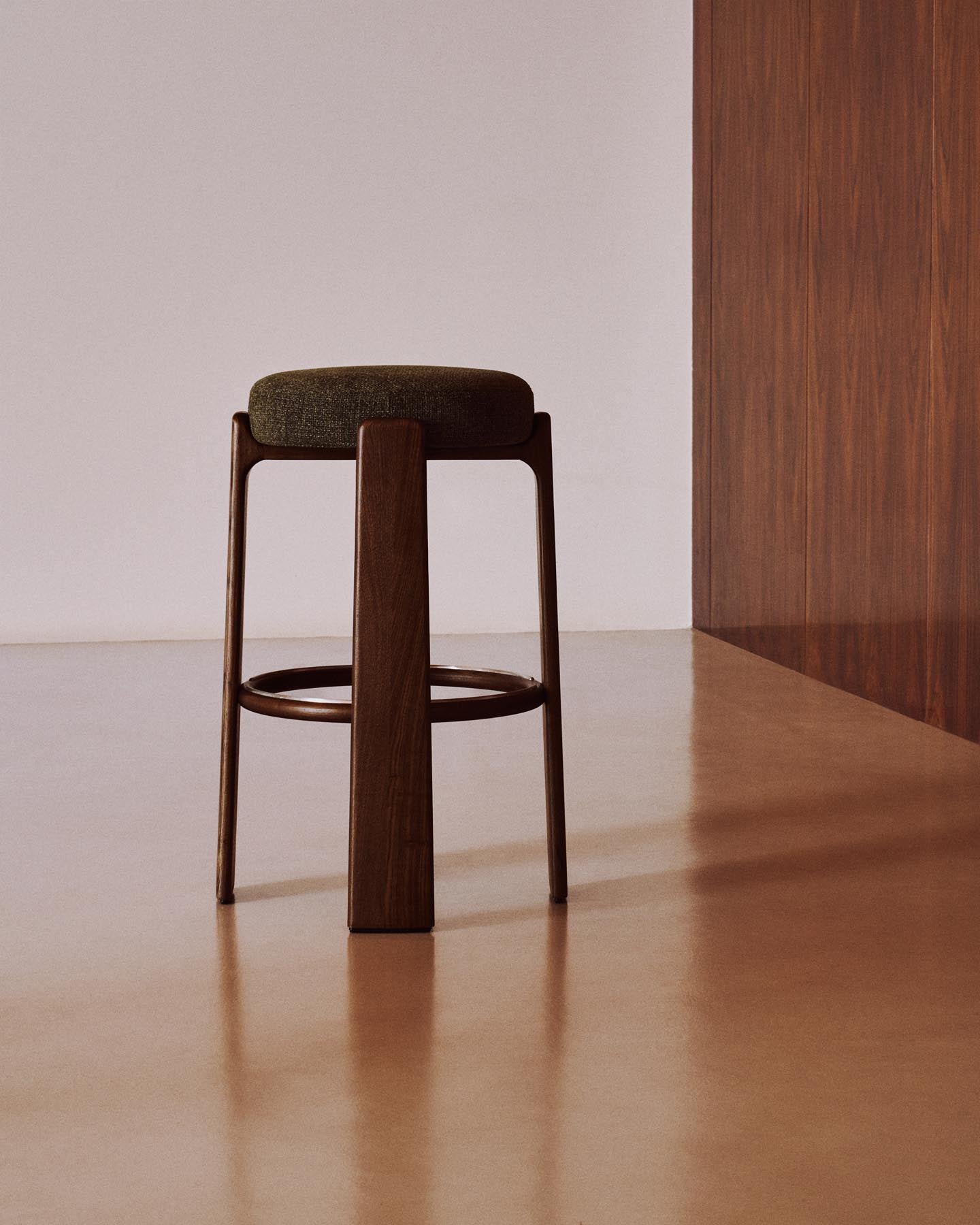 Hocker Granite, schwer entflammbar, aus grüner Chenille und massivem Eschenholz mit nussbaumfarbenem Finish, FSC 100 %, 75 cm in Grün präsentiert im Onlineshop von KAQTU Design AG. Barhocker ist von Kave Home