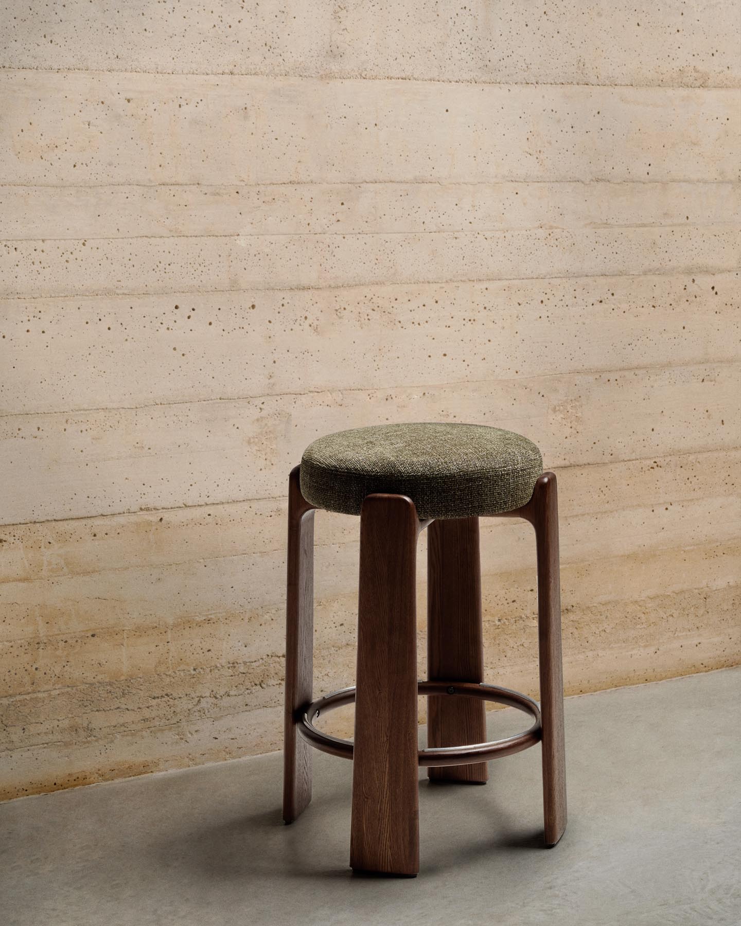 Hocker Granite, schwer entflammbar, aus grüner Chenille und massivem Eschenholz mit nussbaumfarbenem Finish, FSC 100 %, 75 cm in Grün präsentiert im Onlineshop von KAQTU Design AG. Barhocker ist von Kave Home