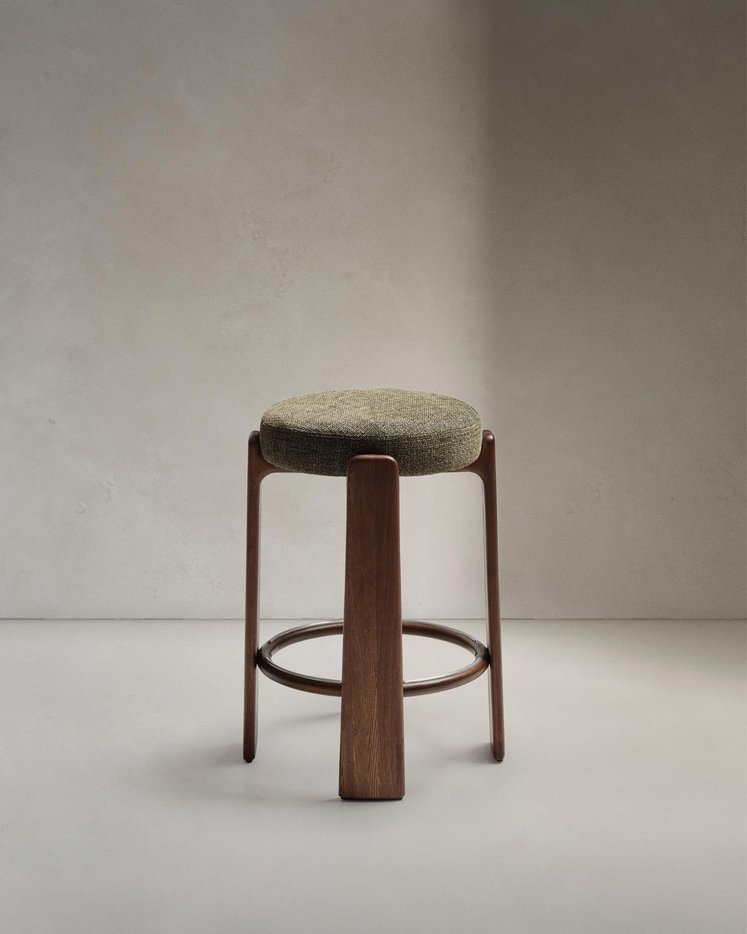 Hocker Granite aus grüner Chenille und massivem Eschenholz mit nussbaumfarbenem Finish, FSC 100%, 75 cm in Grün präsentiert im Onlineshop von KAQTU Design AG. Barstuhl ist von Kave Home