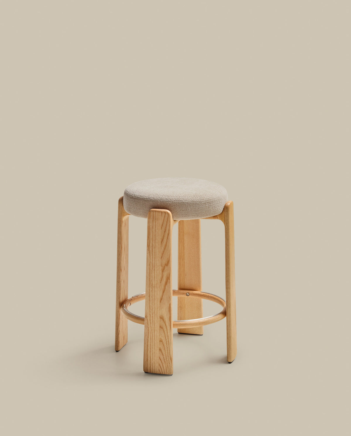 Hocker Granite, schwer entflammbar, aus beiger Chenille und massivem Eschenholz mit naturfarbenem Finish, FSC 100 %, 75 cm in Beige präsentiert im Onlineshop von KAQTU Design AG. Barhocker ist von Kave Home