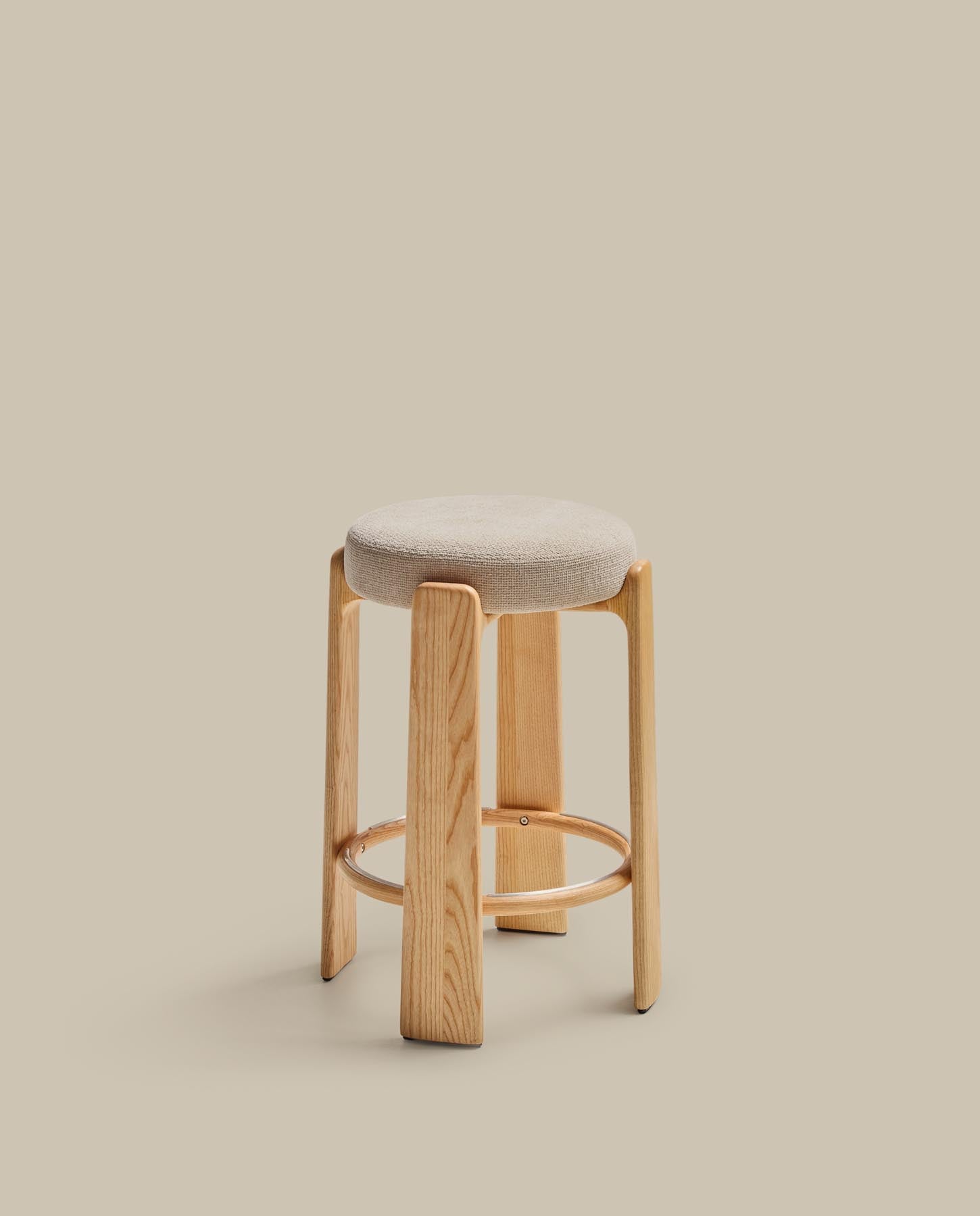 Hocker Granite, schwer entflammbar, aus beiger Chenille und massivem Eschenholz mit naturfarbenem Finish, FSC 100 %, 75 cm in Beige präsentiert im Onlineshop von KAQTU Design AG. Barhocker ist von Kave Home