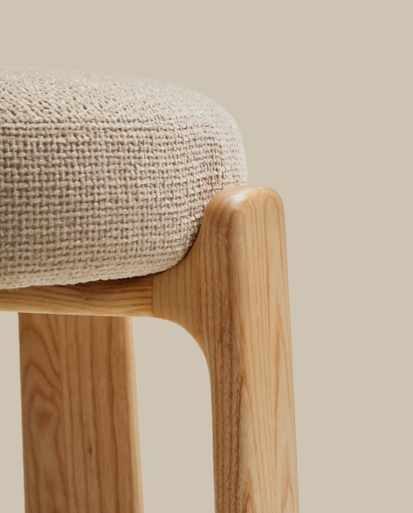 Hocker Granite, schwer entflammbar, aus beiger Chenille und massivem Eschenholz mit naturfarbenem Finish, FSC 100 %, 75 cm in Beige präsentiert im Onlineshop von KAQTU Design AG. Barhocker ist von Kave Home