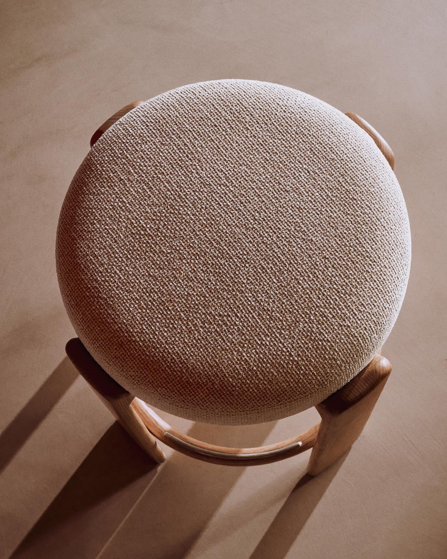 Hocker Granite, schwer entflammbar, aus beiger Chenille und massivem Eschenholz mit naturfarbenem Finish, FSC 100 %, 75 cm in Beige präsentiert im Onlineshop von KAQTU Design AG. Barhocker ist von Kave Home
