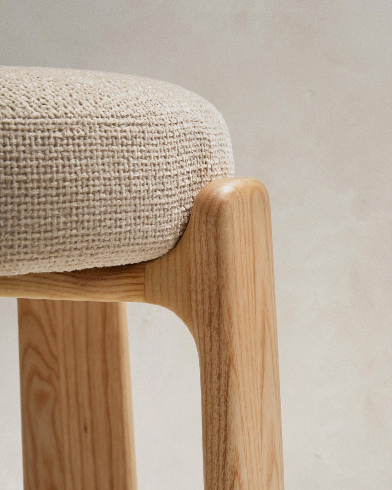Hocker Granite: Eleganter Hocker aus beigefarbener Chenille und massivem Eschenholz, ideal für Bar und Küche. Nachhaltig und stilvoll!